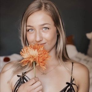 Meet your Posher, Hana